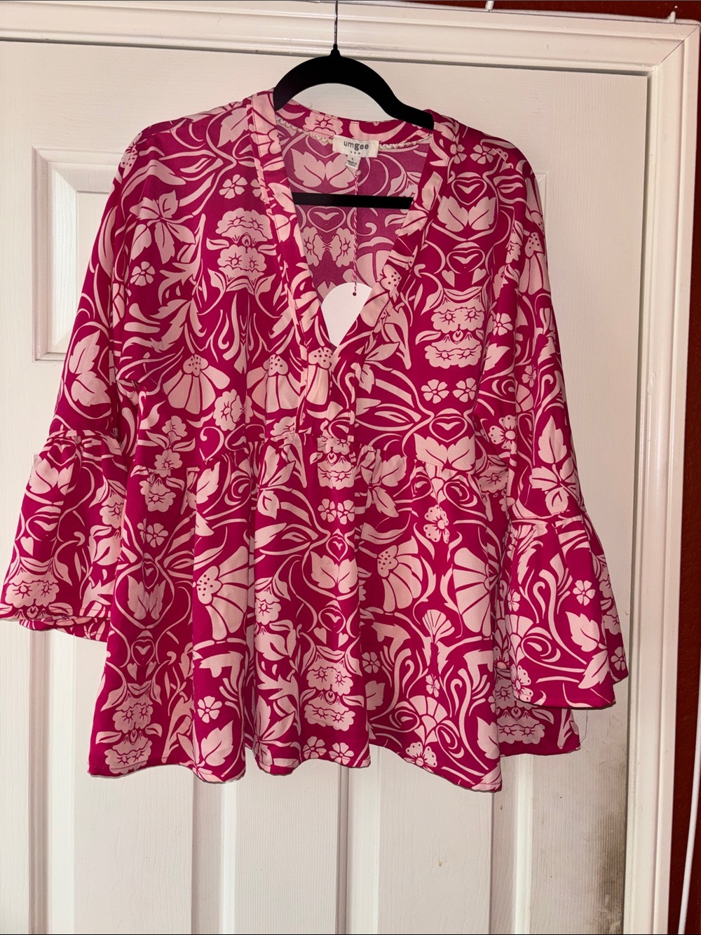 Umgee.Pink Floral V-Neck Bell Sleeve Top L NWT